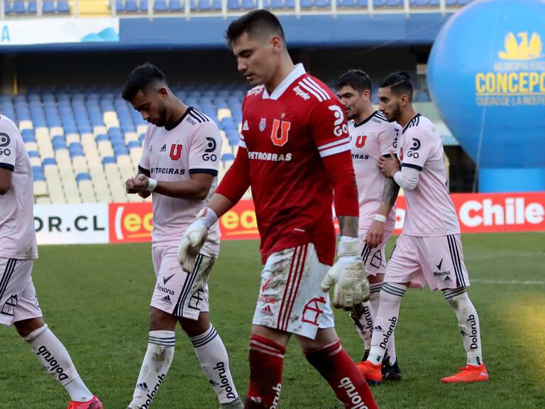 04 de Julio de 2021/CONCEPCION
Jugadores de Universidad de Chile decepcionados, durante el partido válido por los octavos de finales de la Copa Chile 2021, entre Fernández Vial vs Universidad de Chile, disputado en el Estadio Ester Roa Rebolledo.
FOTO: DANIEL PINO/AGENCIAUNO