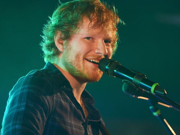 Ed Sheeran toca junto a un cantante del metro en una improvisada presentación sorpresa