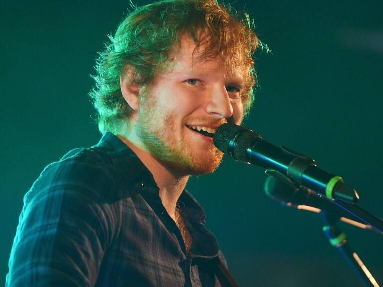 Ed Sheeran toca junto a un cantante del metro en una improvisada presentación sorpresa