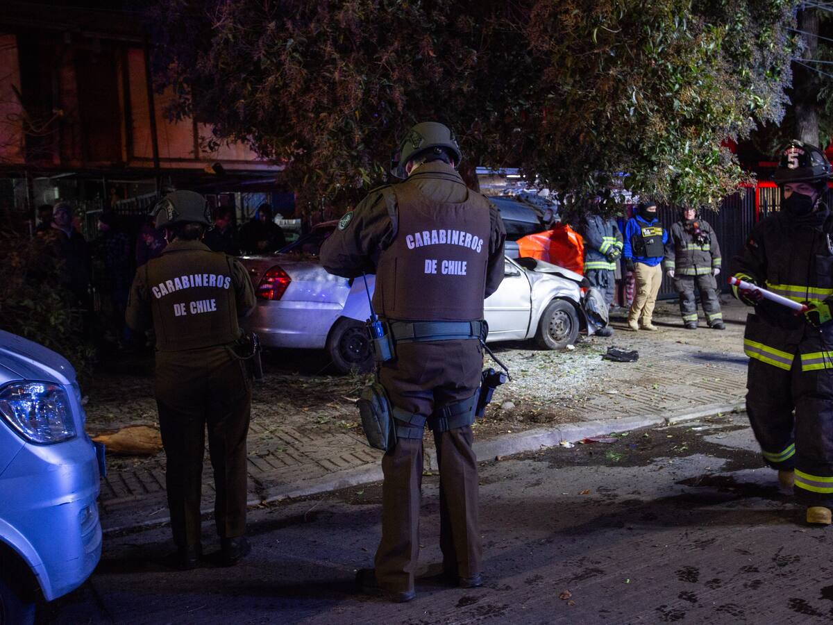 Conductor de aplicación frustra encerrona y termina incrustado en una vivienda en San Joaquín