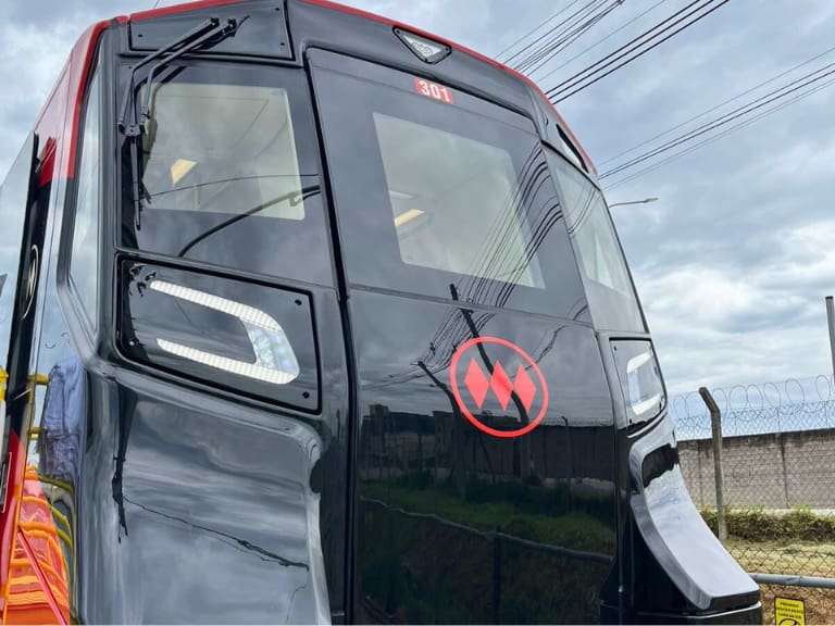 Con puertos USB-C y moderno sistema de seguridad: así es el enorme tren de la futura Línea 7 del Metro de Santiago