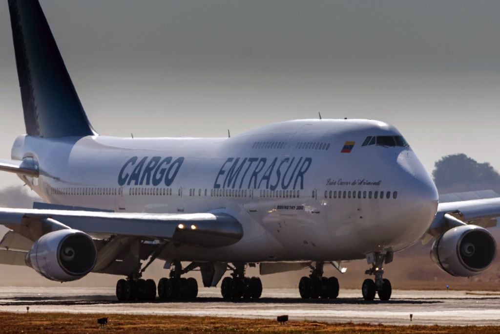 Un avión Boeing 747 de la empresa Emtrasur de Venezuela, arribando al aeropuerto de Córdoba en Argentina.
