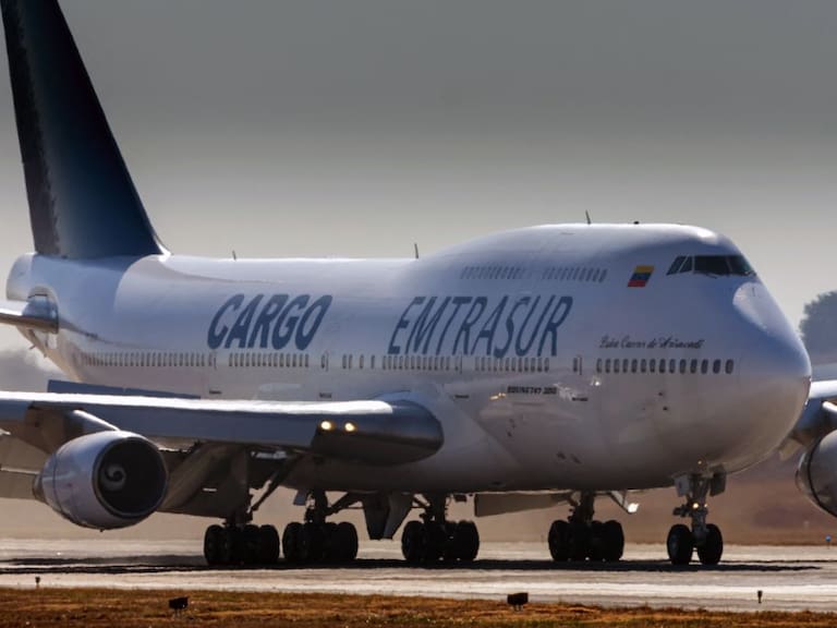 Un avión Boeing 747 de la empresa Emtrasur de Venezuela, arribando al aeropuerto de Córdoba en Argentina.