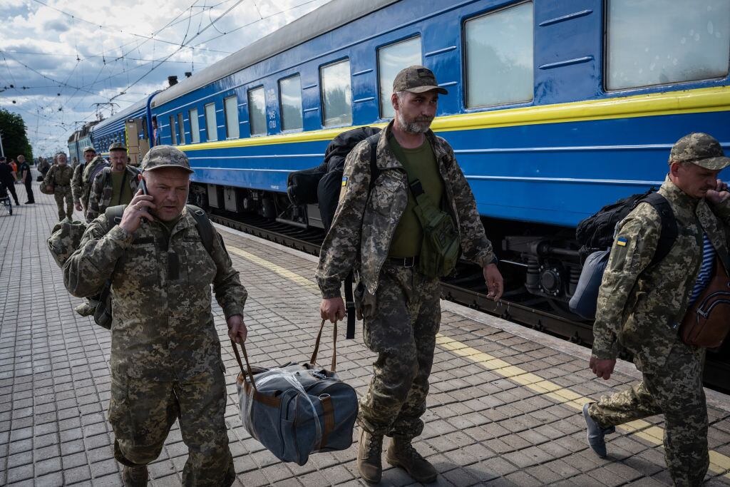 Soldados ucranianos llegan a Pokrovsk para evacuar el Donbás