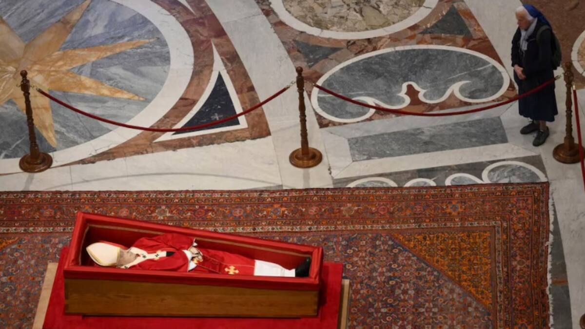 ¡Se saltó todos los protocolos! Monja amiga del Papa Francisco lloró amargamente frente a su ataúd