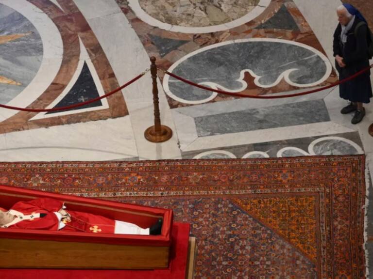 ¡Se saltó todos los protocolos! Monja amiga del Papa Francisco lloró amargamente frente a su ataúd