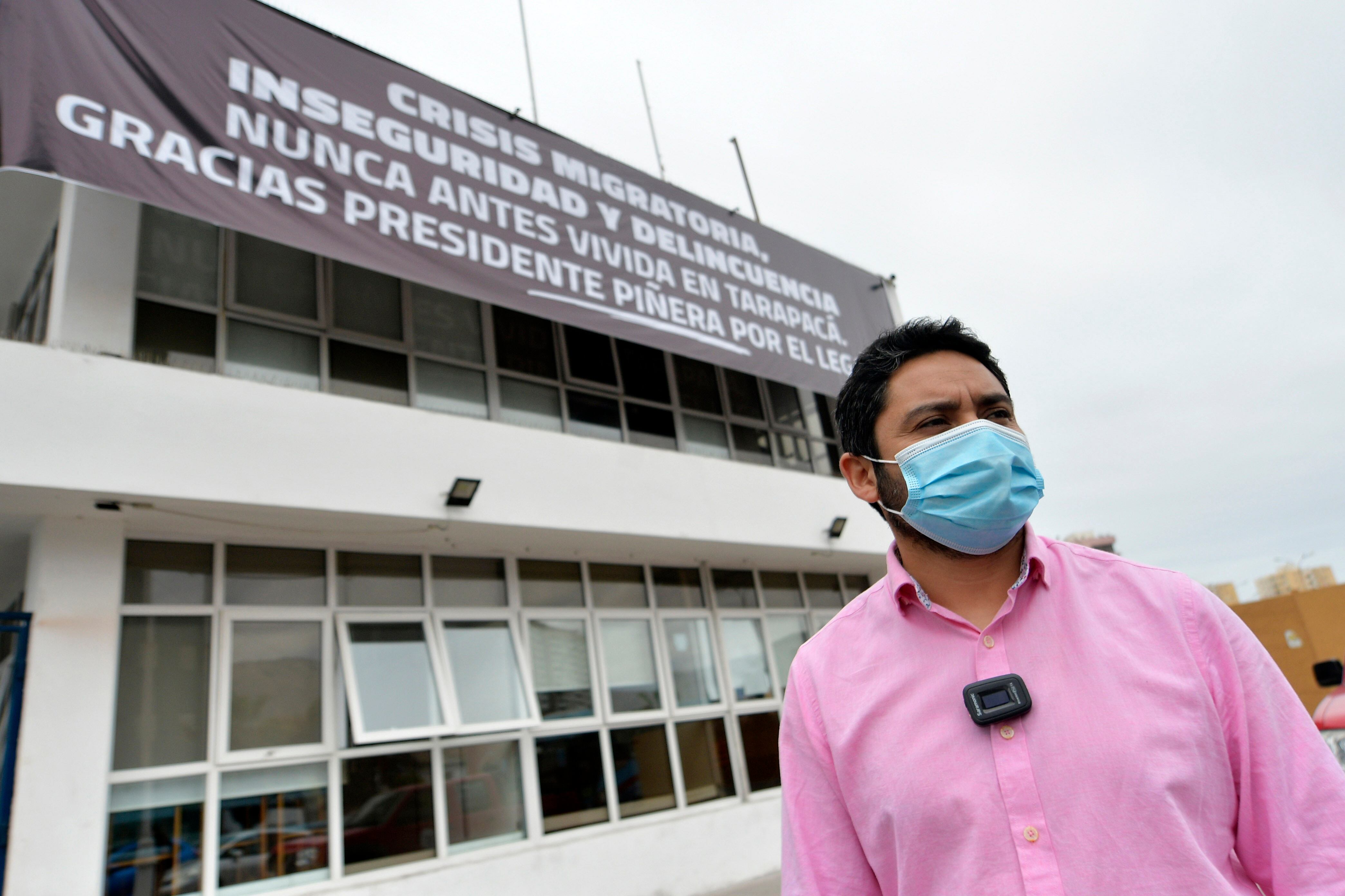 Gobernador regional de Tarapacá, José Miguel Carvajal, frente al lienzo instalado en oficinas regionales / Agencia Uno