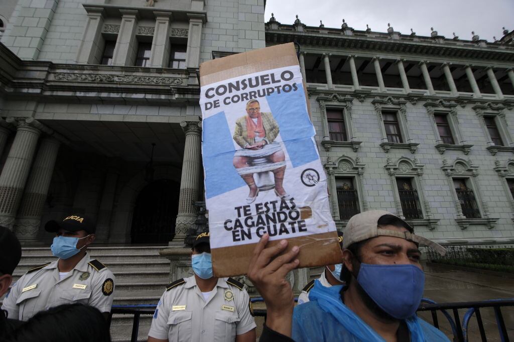Ciudadano acusa la corrupción del país en Ciudad de Guatemala