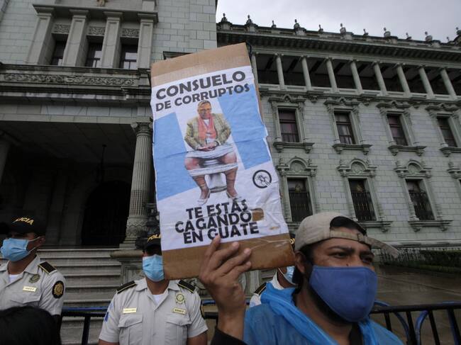 Ciudadano acusa la corrupción del país en Ciudad de Guatemala