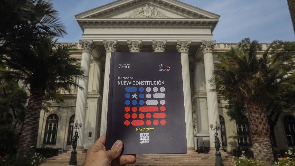 26 de mayo del 2022/SANTIAGOBorrador de la Nueva Constitución en el patio del ex Congreso Nacional.
FOTO: SEBASTIAN BELTRAN GAETE/AGENCIAUNO