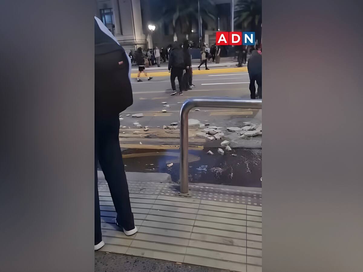 Protestas por desaparición de Julia Chuñil generan incidentes y cierre temporal de estación Santa Lucía: servicio ya fue reestablecido