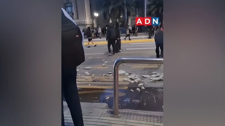 Protestas por desaparición de Julia Chuñil generan incidentes y cierre temporal de estación Santa Lucía