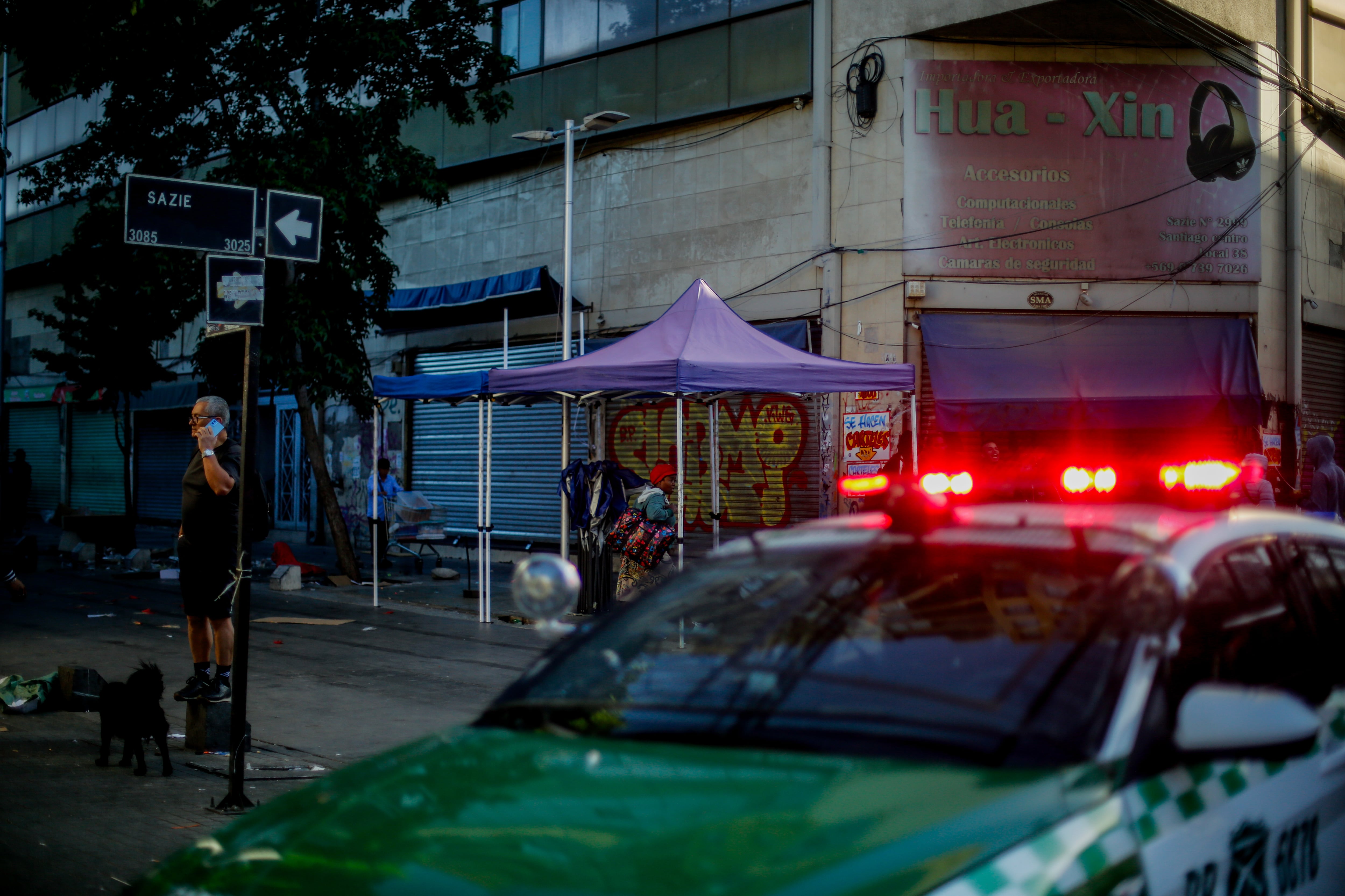 19 de noviembre de 2025/SANTIAGO
Carabineros resguarda la calle Sazie, en el barrio Meiggs, debido a que durante la madrugada se realizó un procedimiento en el que fueron retirados alrededor de 80 toldos azules que intentaban instalarse en el sector.
FOTO: AGENCIAUNO