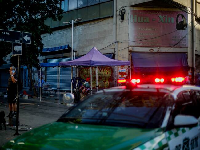 19 de noviembre de 2025/SANTIAGO
Carabineros resguarda la calle Sazie, en el barrio Meiggs, debido a que durante la madrugada se realizó un procedimiento en el que fueron retirados alrededor de 80 toldos azules que intentaban instalarse en el sector.
FOTO: AGENCIAUNO