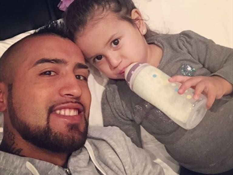 La venganza de la hija de Arturo Vidal: lo sepultó en la arena