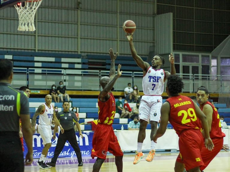 Escándalo en LNB: Acusan insultos racistas y agresión con escupitajo a jugador extranjero