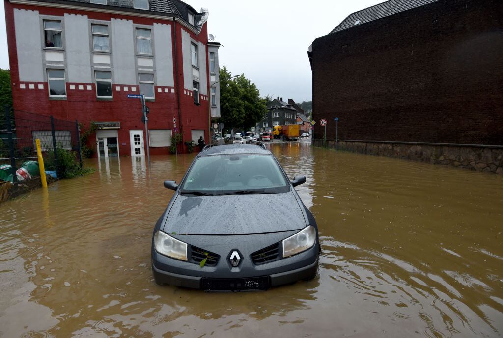 Un auto rodeado por el agua que inundó las calles de la ciudad de Hagen
