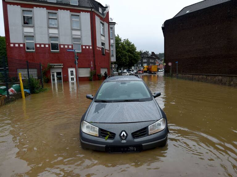 Un auto rodeado por el agua que inundó las calles de la ciudad de Hagen