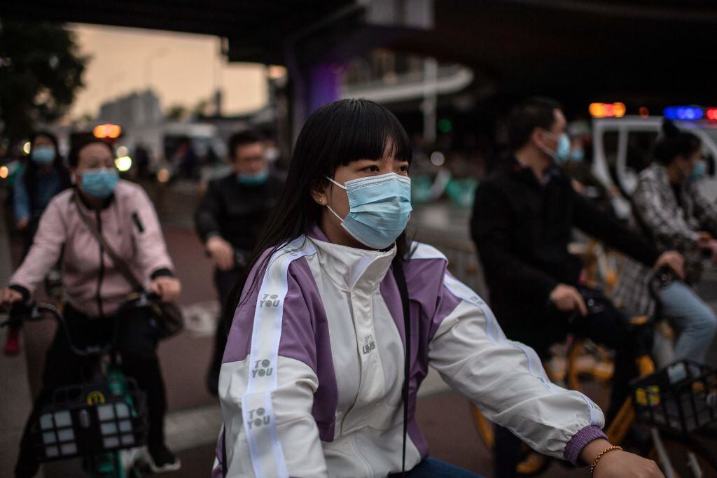 Habitantes de Pekín utilizan mascarillas por el coronavirus
