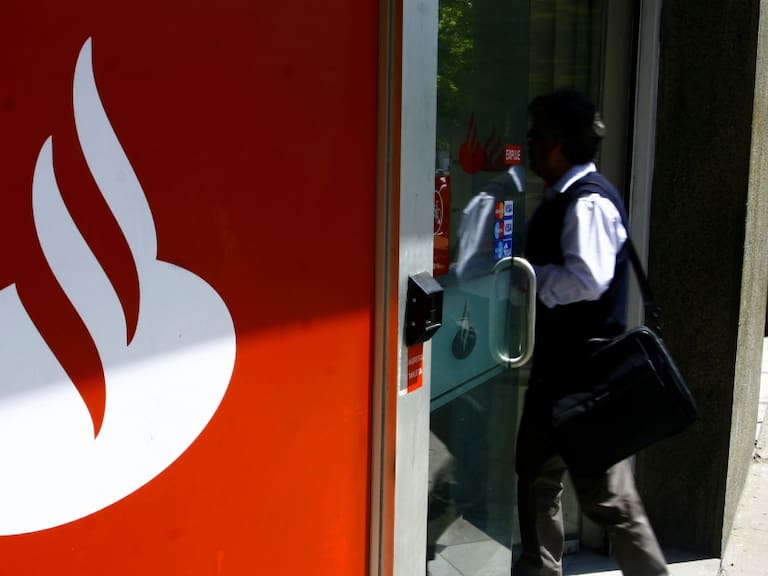 Usuarios de Banco Santander reportan duplicación en cobros de compras: descontaron dinero de cuentas personales
