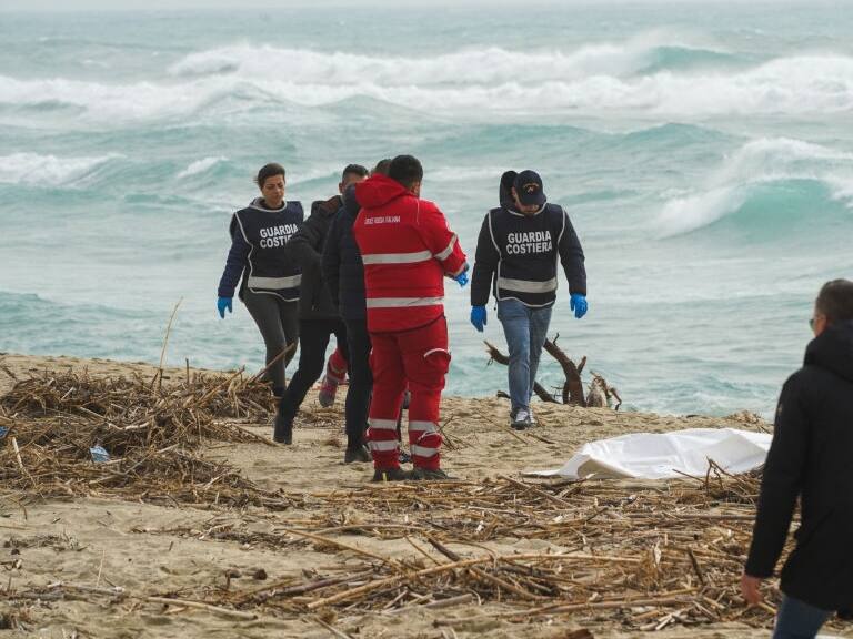 Más de 60 migrantes mueren tras naufragio de embarcación al sur de Italia