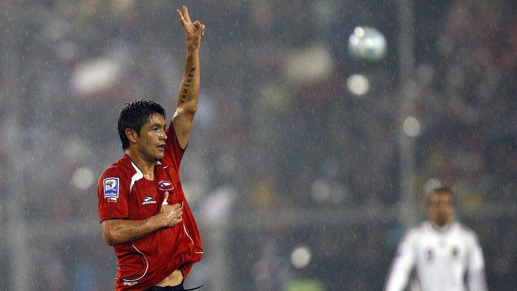 SANTIAGO, CHILE - SEPTEMBER 05: Chile's Rodrigo Millar celebrates with teammates after scoring against Venezuela in a 2010 FIFA World Cup South American qualifier at the Nacional Stadium on September 05, 2009 in Santiago, Chile. (Photo by Marcelo Hernandez/LatinContent via Getty Images)