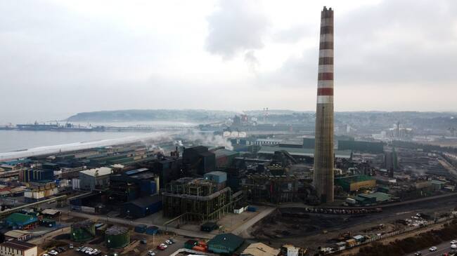 20 DE JUNIO DE 2022/PUCHUNCAVIVista aérea de la división Codelco Ventanas, en medio de las protestas de trabajadores tras los anuncios de cierre de la planta, debido a la contaminación en la zona de sacrificio de Quintero y Puchuncaví.
FOTO: LEONARDO RUBILAR CHANDIA/AGENCIAUNO