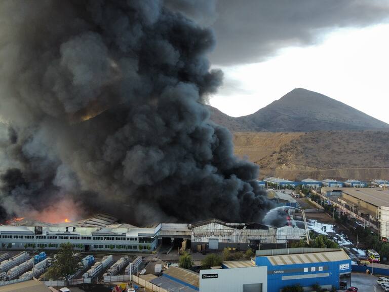 Incendio en Quilicura: Bomberos y Carabineros entregaron recomendaciones para reducir los efectos del gran siniestro