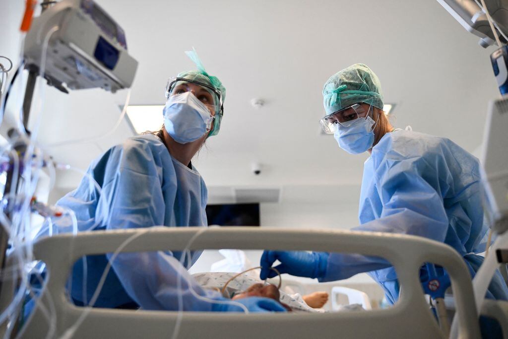 Equipo médico atiende a paciente Covid-19 en hospital de Bélgica