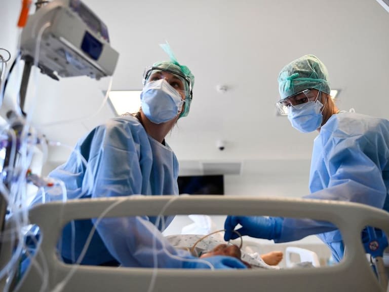 Equipo médico atiende a paciente Covid-19 en hospital de Bélgica