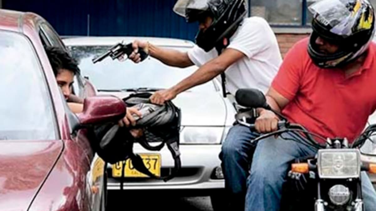Hombre es baleado por motochorros tras resistirse al robo de su celular en pleno centro de Santiago