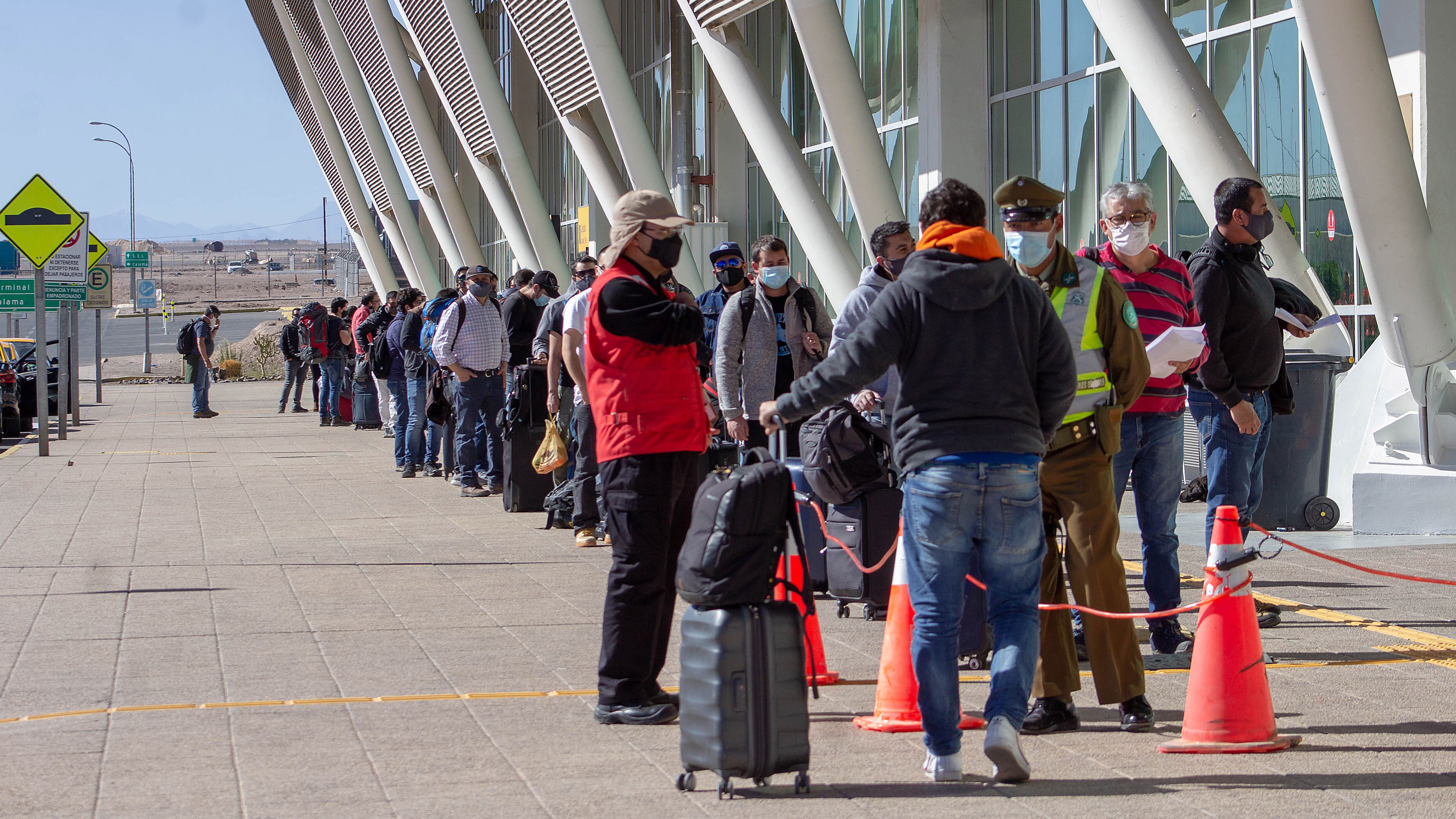 28 DE JUNIO 2020/CALAMAPersonas llegaron al Aeropuerto El Loa  después el alcalde de la ciudad hizo un llamado al gobierno para cerrar el aeropuerto.
FOTO: ALFONSO FERNANDEZ/AGENCIAUNO