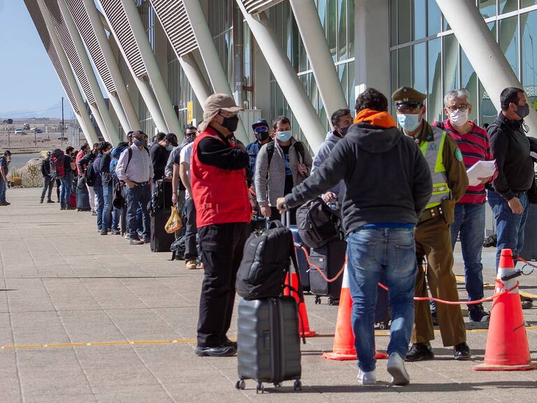 28 DE JUNIO 2020/CALAMAPersonas llegaron al Aeropuerto El Loa  después el alcalde de la ciudad hizo un llamado al gobierno para cerrar el aeropuerto.
FOTO: ALFONSO FERNANDEZ/AGENCIAUNO