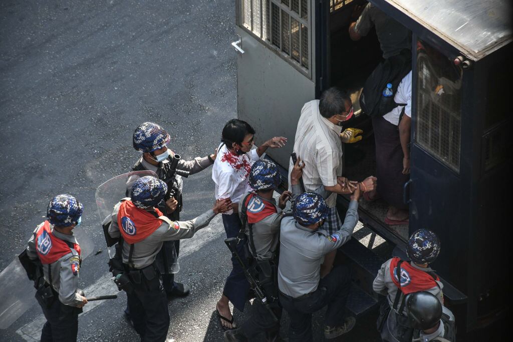 Fuerzas de seguridad detienen a manifestantes en Rangún