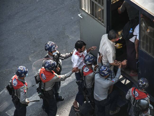 Fuerzas de seguridad detienen a manifestantes en Rangún