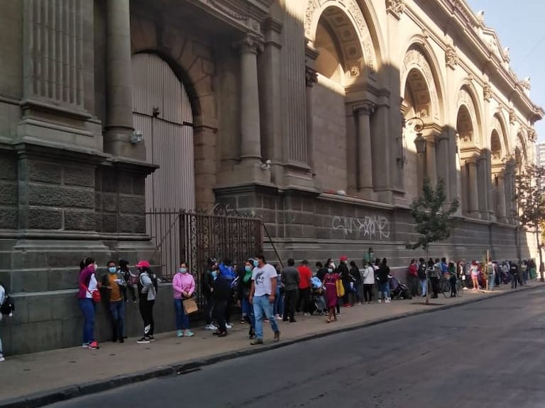Extranjeros reunidos en Catedral Metropolitana de Santiago tras promulgación de Ley de Migraciones