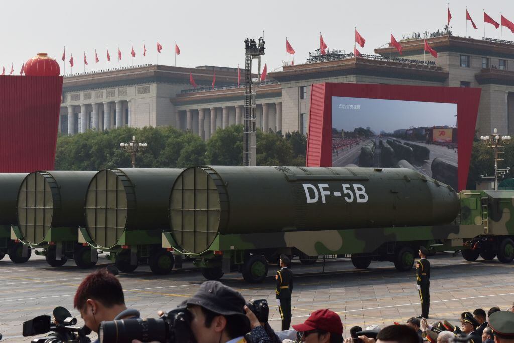Vehículos de Ejército de China trasladan en un desfile en la ciudad de Pekín unos misiles balísticos