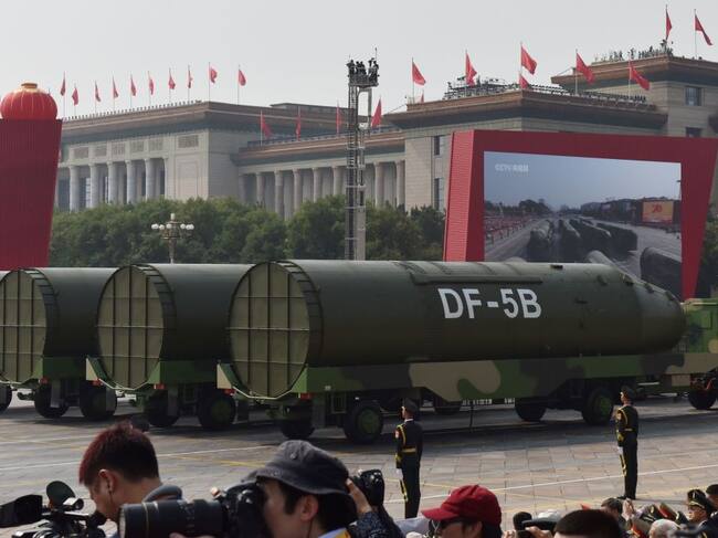 Vehículos de Ejército de China trasladan en un desfile en la ciudad de Pekín unos misiles balísticos