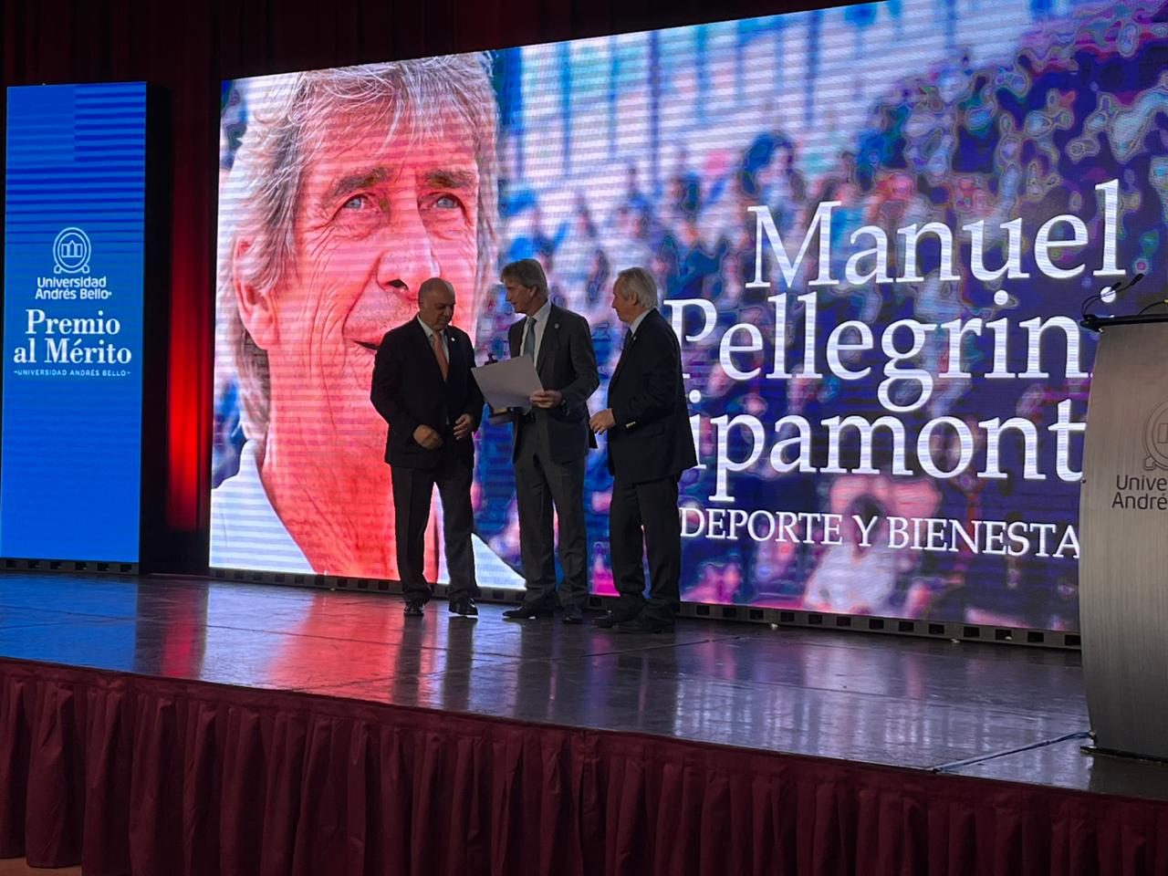 Manuel Pellegrini recibe el «Premio al Mérito» de la Universidad Andrés Bello.