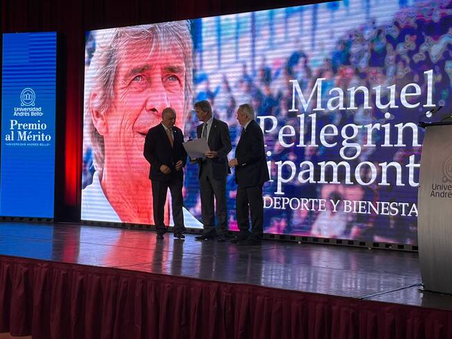 Manuel Pellegrini recibe el «Premio al Mérito» de la Universidad Andrés Bello.