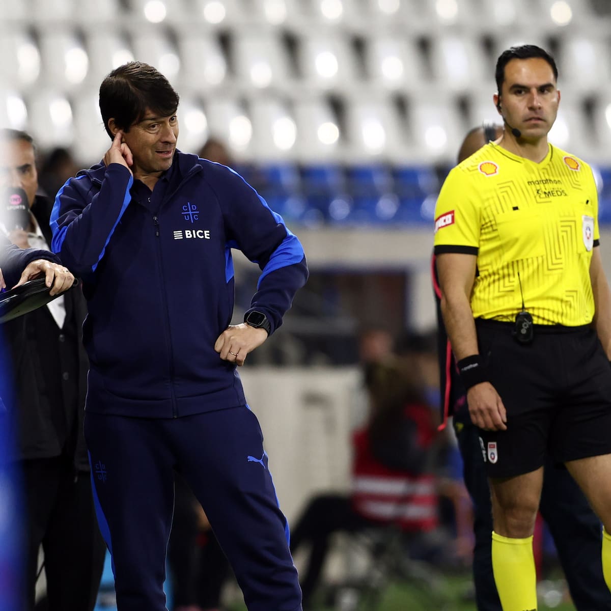 “Dirigentes, la con...”: Hinchas de la UC se suman a los de la U tras fracaso en Copa Chile