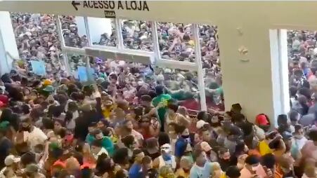 Aglomeración de personas en apertura de tienda en Brasil
