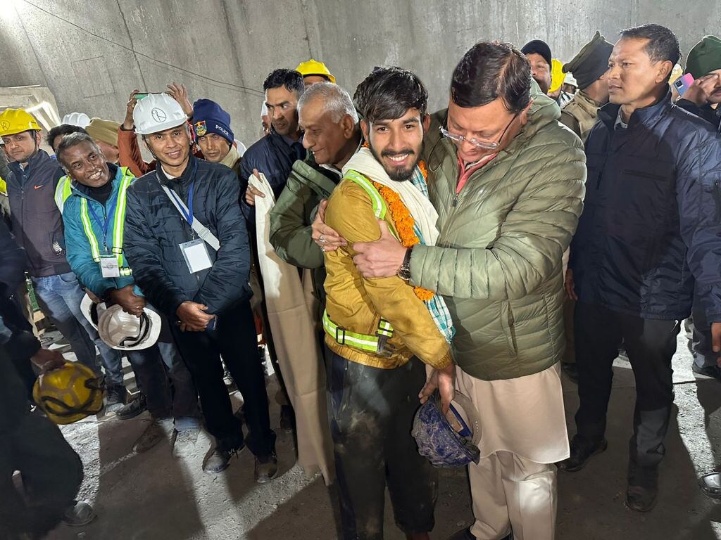 Celebran la salida de los trabajadores atrapados en un túnel en la India