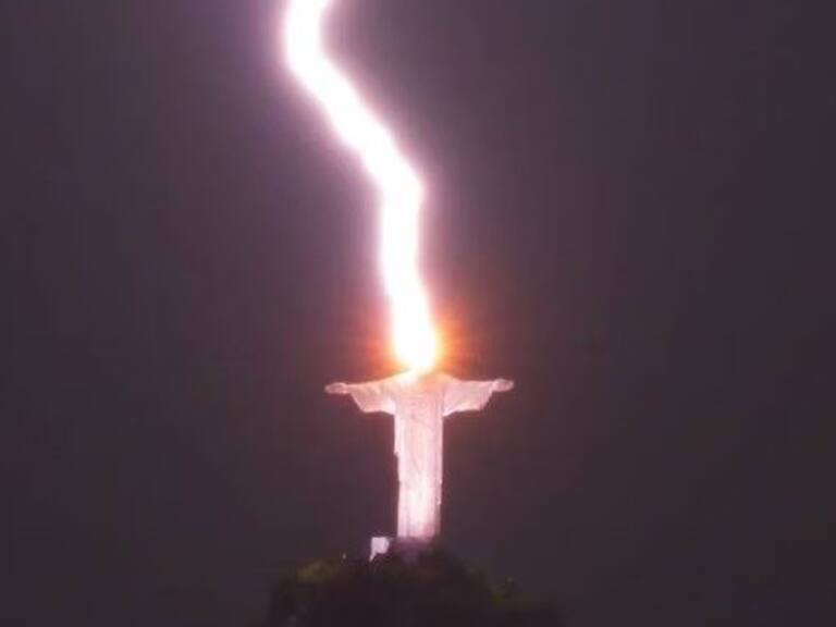 ¡Impresionante postal! Fotógrafo logra captar rayo que golpeó al Cristo Redentor en Brasil