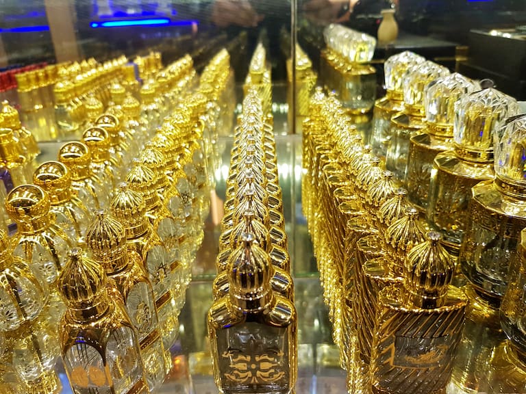 Cada vez son más preferidos por los chilenos: descubre qué perfume árabe se asemeja a tu fragancia favorita