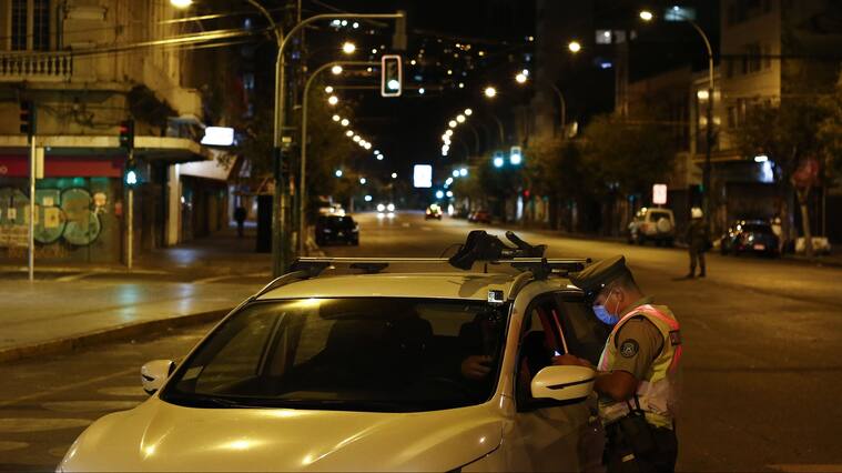 05 DE ABRIL DE 2021/VALPARAISOUn efectivo de Carabineros revisa documentos a un conductor en avenida Pedro Montt en el primer dia luego que el toque de queda se adelantara a las 21 horas, como medida restrictiva por el aumento de casos de Coronavirus en el pais.
FOTO: LEONARDO RUBILAR CHANDIA/AGENCIAUNO