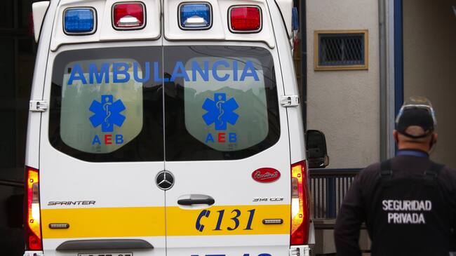 15 DE MARZO DE 2021/VALPARAISOUna ambulancia en el servicio de urgencia del Hospital Carlos Van Buren, en medio de la cuarentena total que afecta a Valparaiso a causa de la pandemia por el Coronavirus.
Este lunes el servicio de salud anunció medidas extraordinarias para dar frente al Covid-19 que ha generado un escenario critico en el Hospital.
Durante lo que resta de marzo, el centro asistencial suspendió la actividad ambulatoria del Consultorio de Especialidades para ampliar espacio físico para pacientes con covid.
FOTO: LEONARDO RUBILAR CHANDIA/AGENCIAUNO