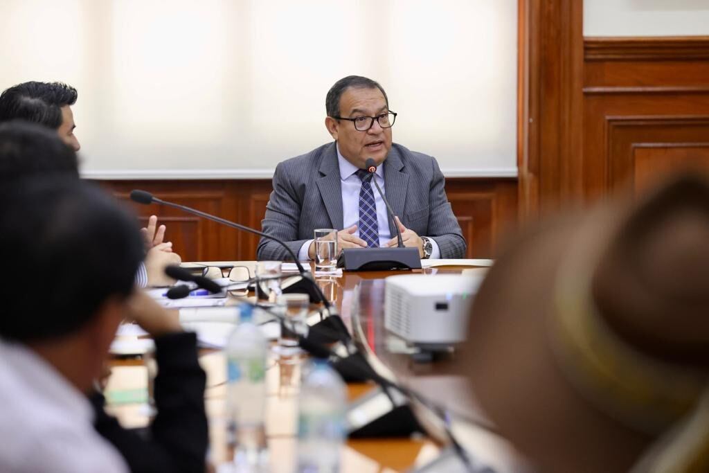 Luis Otárola en reunión como titular del consejo de ministros del Perú