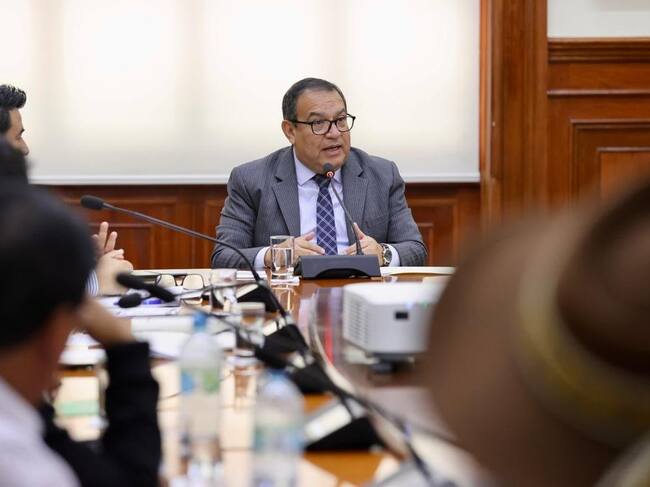 Luis Otárola en reunión como titular del consejo de ministros del Perú