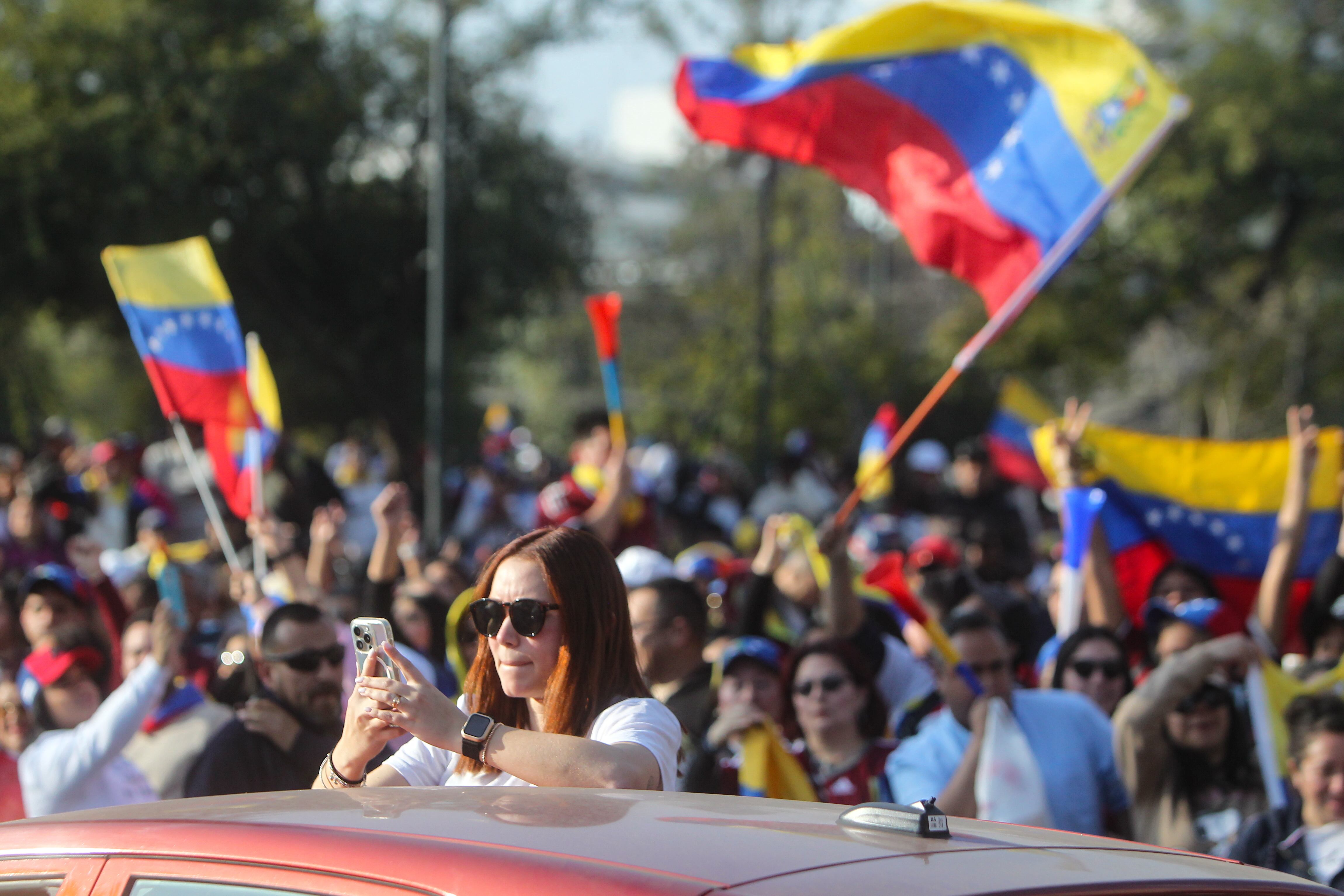 28 DE JULIO DEL 2024 / SANTIAGO
Manifestantes Venezolanos residentes en Chile se manifiestan en contra del gobierno de su país en la plaza Ines de Suárez, a unos pasos de la embajada Venezolana en medio de las elecciones presidenciales de dicho pais.
FOTO: LUKAS SOLIS / AGENCIAUNO